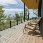 Terrasse en bois : comment la protéger des UV et des intempéries ?